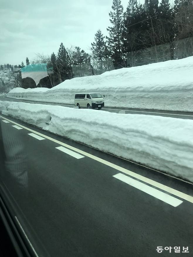 니가타국제공항에서 우오누마시로 향하는 고속도로. 길가에 승합차보다 높게  눈이 쌓여 있다.