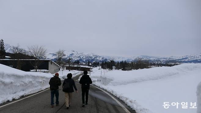 우오누마시 핫카이산주조의 양조장 겸 전시장 전경. 초봄, 눈은 녹지 않았다. 저 멀리 눈 덮인 핫카이산이 보인다.