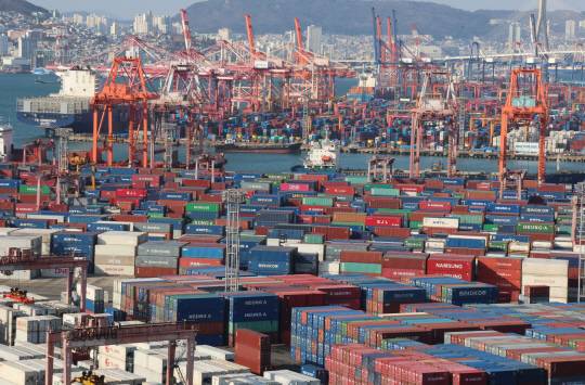 이달 3일 오전 부산항 신선대·감만·신감만부두에 수출입 화물이 쌓여있는 모습. [연합뉴스]