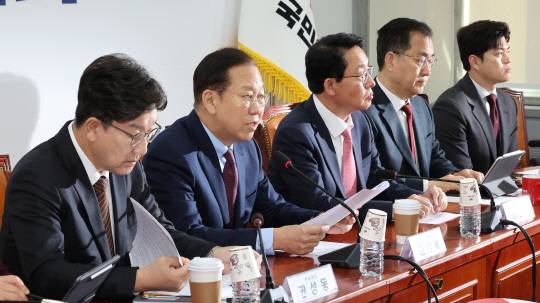 권영세(왼쪽 두번째) 국민의힘 비상대책위원장이 31일 국회에서 열린 비상대책위원 회의에서 발언하고 있다. [연합뉴스]