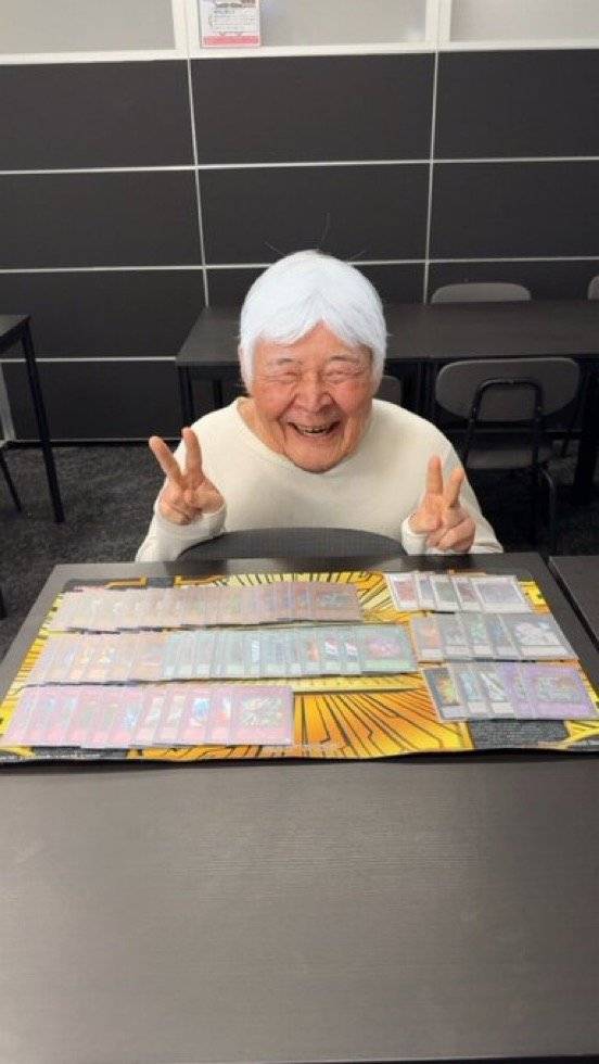 IMG_4646.jpeg 일본에서 열린 유희왕 카드게임 대회의 초고령 우승자