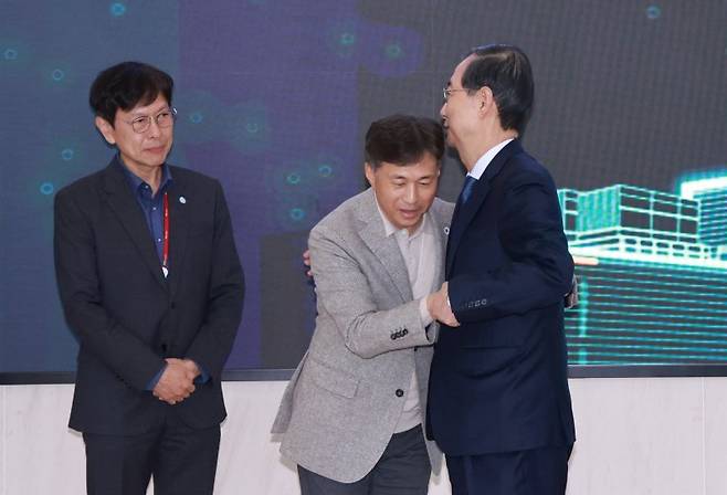 한덕수 대통령 권한대행 국무총리(오른쪽)가 3월 31일 경기도 SK하이닉스 이천캠퍼스 수펙스(SUPEX)센터에서 곽노정 SK하이닉스 대표이사 사장과 포옹하고 있다. 대통령실통신사진기자단
