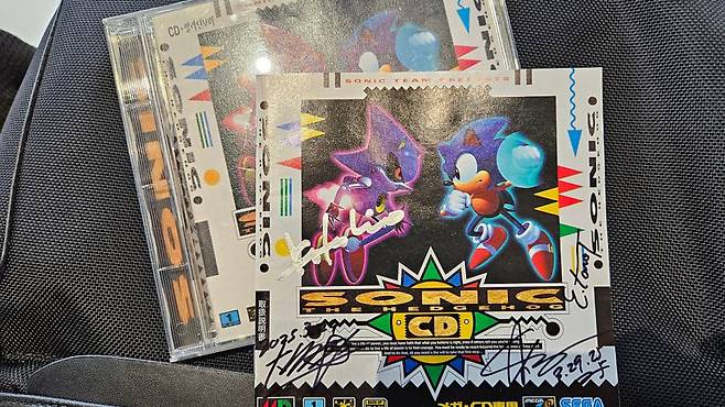 삼성판 정발 메가CD용 '바람돌이 소닉'에 싸인을 받은 모습