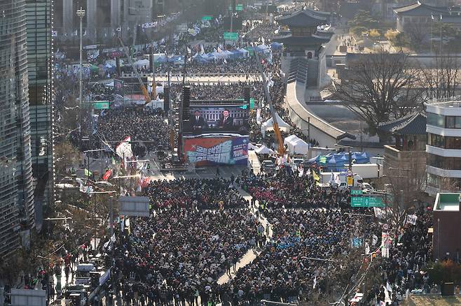 29일 오후 서울 종로구 광화문 앞에서 ‘윤석열 즉각 퇴진! 사회대개혁! 범시민대행진 17차’ 행사가 열리고 있다. 김혜윤 기자 unique@hani.co.kr