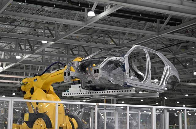 현대차그룹의 신공장 미국 조지아주 'HMGMA'의 차체 공정에서 로봇이 강판 부품을 조립하고 있다. 현대차그룹 제공