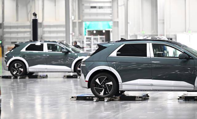 현대차그룹의 신공장 미국 조지아주 'HMGMA'의 의장 공정에서 완성된 현대차 전기차 아이오닉5가 '주차 로봇'으로 최종 검수 단계로 이동하고 있다. 현대차그룹 제공