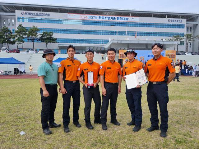 지난해 6월 충남 공주시 중앙소방학교에서 열린 제37회 전국소방기술경연대회에서 경북119특수대응단(왼쪽부터 강대현 황시철 이윤호 김남석 김현우 이태건 대원)이 신속동료구조팀(RIT) 분야 3위 상장을 들고 기념사진을 촬영하고 있다. 전년도에는 같은 분야에서 우승했다. 강대현 소방장 제공