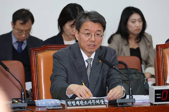 김정원 헌법재판소 사무처장이 31일 국회 법제사법위원회 전체회의에서 헌법재판소법 개정안과 관련해 질의에 답하고 있다. [사진=연합뉴스]