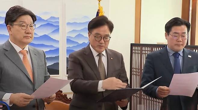 우원식 국회의장과 권성동 국민의힘 원내대표(왼쪽), 박찬대 더불어민주당 원내대표(오른쪽)가 지난 20일 서울 여의도 국회의장실에서 국민연금 개혁안에 합의하는 모습. (SBS 캡처)