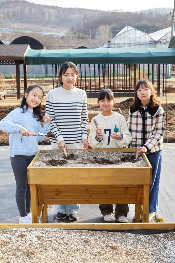 농업기술센터 치유농장에서 옥상 등에 설치할 수 있는 상자텃밭에 쓰이는 흙에 대해 알아본 소중 학생기자단.