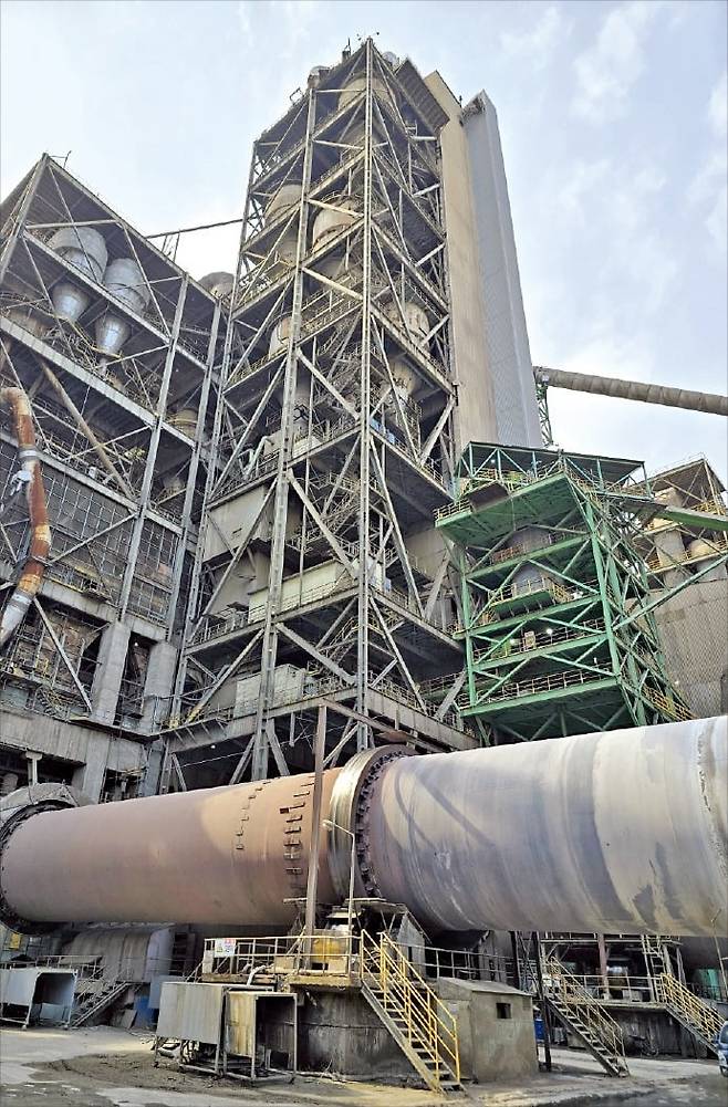 < 을씨년스러운 시멘트 공장 > 지난달부터 가동을 중단한 쌍용C&E 동해공장 생산시설이 인적 없이 썰렁한 모습이다.  은정진 기자