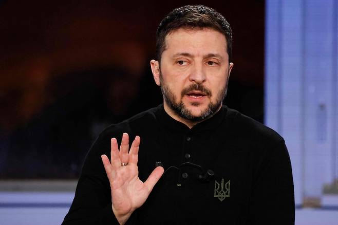 볼로디미르 젤렌스키 우크라이나 대통령이 유럽 ‘의지의 연합’ 정상회담 전날인 26일(현지시간)  파리에서 기자들의 질문에 답하고 있다. AFP 연합뉴스