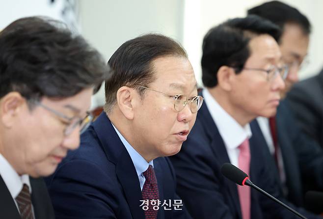 권영세 국민의힘 비대위원장(왼쪽에서 두번째)이 31일 국회에서 열린 비대위회의에서 발언하고 있다. 박민규 선임기자