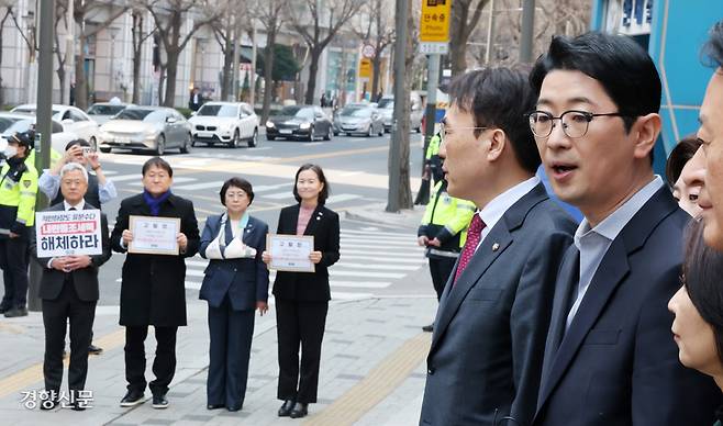 ‘고발’ 뒤에 ‘고발’ 대기 주진우 국민의힘 법률자문위원장이 31일 서울 종로구 서울경찰청에서 더불어민주당 이재명 대표와 초선 의원 전원, 방송인 김어준씨 등을 내란음모 혐의로 고발한 뒤 입장을 발표하는 동안 조국혁신당 의원들이 주 위원장을 무고죄로 고발하기 위해 대기하고 있다. 정지윤 선임기자 color@kyunghyang.com