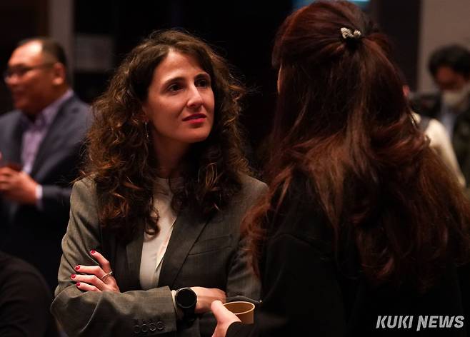 세계 각국의 기자들이 31일 서울 중구 프레스센터에서 열린 '2025 세계기자대회' 개막식을 앞두고 교류하고 있다.