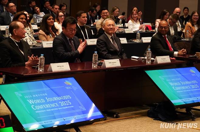 김효재(왼쪽부터) 한국언론진흥재단 이사장, 박종현 한국기자협회 회장, 유인촌 문화체육관광부 장관이 31일 서울 중구 프레스센터에서 열린 '2025 세계기자대회'에 참석해 박수를 치고 있다.