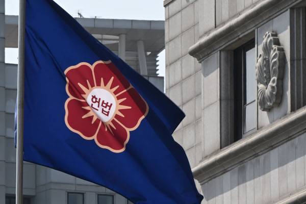 윤석열 대통령의 탄핵심판 선고일 지정이 지연되고 있는 31일 서울 종로구 헌법재판소 깃발이 바람에 휘날리고 있다. 윤웅 기자