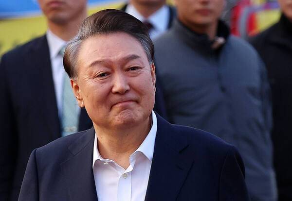 윤석열 대통령이 지난 8일 경기도 의왕시 서울구치소 앞에서 경호차량에서 내려 지지자들에게 인사하고 있다. 연합뉴스