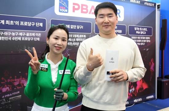 김진아 선수가 당구팬과 기념촬영하고 있다.  (사진=PBA)