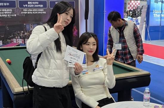 정수빈 선수가 당구팬에게 사인해준 뒤 기념촬영하고 있다. (사진=PBA)