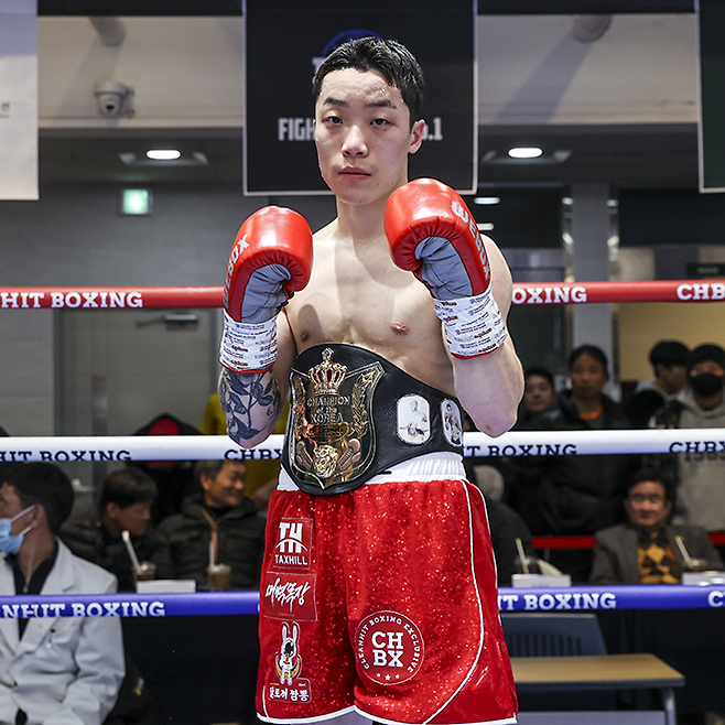 김승열이 사단법인 한국복싱커미션 슈퍼플라이급 챔피언 등극 기념 촬영을 하고 있다. 사진=FINAL FLASH 박종혁 기자 제공