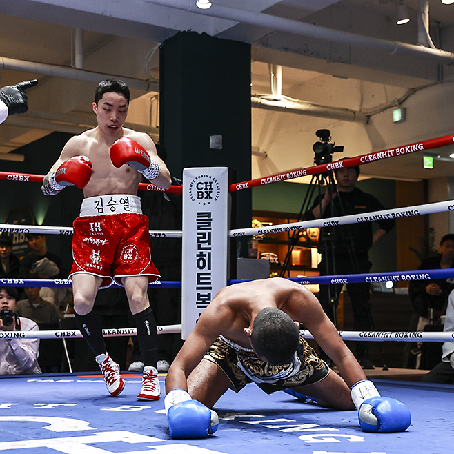 김승열이 KBM 슈퍼플라이급 챔피언 결정전에서 세계복싱평의회 페더급 아시아 타이틀매치 출신 아르티드 밤룽아우에아를 다운시킨 후 내려다보고 있다. 사진=FINAL FLASH 박종혁 기자 제공