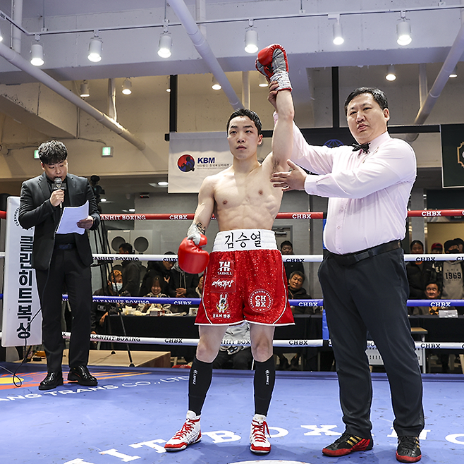 김승열이 사단법인 한국복싱커미션 슈퍼플라이급 챔피언 결정전 승리 선언을 받고 있다. 사진=FINAL FLASH 박종혁 기자 제공