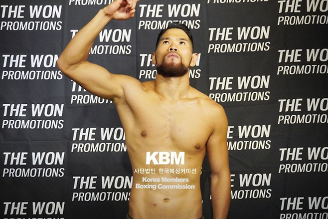 백기열이 2024년 9월 사단법인 한국복싱커미션 미들급 챔피언결정전 계체를 통과하고 있다. 사진=더원 프로모션