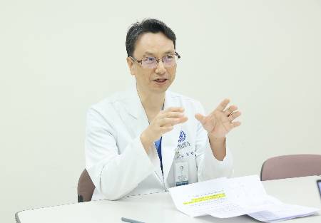 김만득 세브란스병원 영상의학과 교수가 지난 20일 머니투데이와 만나 췌장암의 비가역적 전기천공법에 대해 설명하고 있다./사진=세브란스병