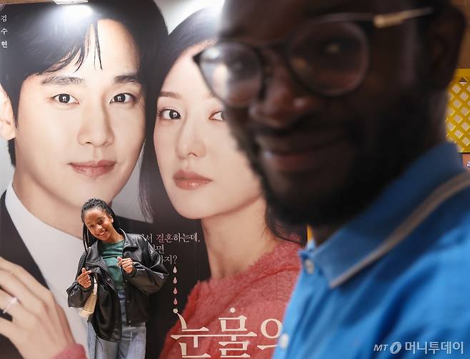 지난해 10월 26일(한국시간) ‘프랑스 K-박람회’가 열리고 있는 프랑스 파리 브롱냐르 궁 드라마존에서 방문객들이 각각의 포즈를 취하며 기념 촬영을 하고 있다.  문화체육관광부가 주최하고 한국콘텐츠진흥원이 주관하는 K-박람회는 문체부와 콘진원을 포함해 총 4개 부처와 5개 기관이 협력하여 K-콘텐츠, 농수산 식품, 소비재 등 연관 산업의 유망 제품과 서비스의 동반 수출을 지원하는 한류 종합 행사다. 30일까지 개최되는 이번 행사는 현지 기업들을 상대로 한국 제품의 수출 상담과 콘텐츠 연관 산업 협업 제품의 시연회 등이 진행되며, K-팝, K-북, 패션, 드라마·웹툰, 게임, 음식, 미용 등 총 13개의 전시 체험관 운영과 함께 한류스타 팬 미팅, 요리쇼, 미용 시연회 등 다양한 볼거리를 제공한다. /사진=뉴스1