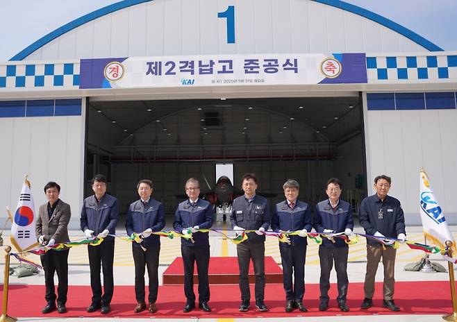 제2격납고 준공식 행사 단체사진. 왼쪽에서 4번째 KAI 강구영 사장.