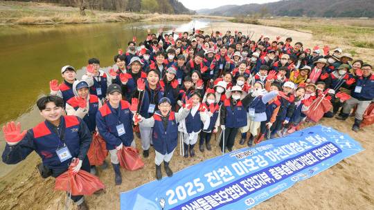 현대모비스 임직원과 가족들이 지난 28일 충북 진천 미호강 일대에서 생태계 보호 대청소 활동을 펼친 뒤 기념촬영을 하고 있다. 현대모비스 제공