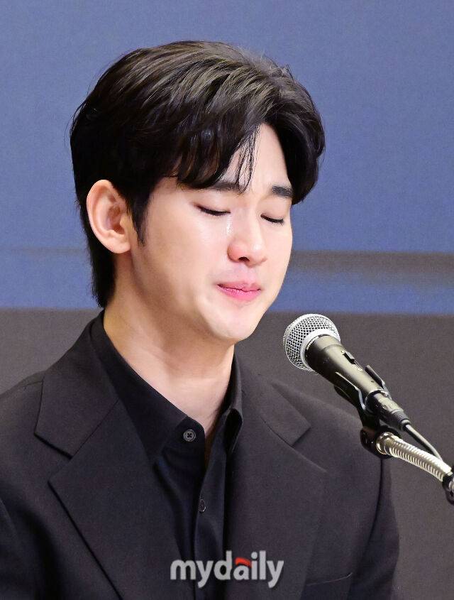 2025년 3월 31일 오후 김수현이 서울 마포구스탠포드 호텔에서 진행된 긴급기자회견에서 이야기를 하고 있다. / 곽경훈 기자