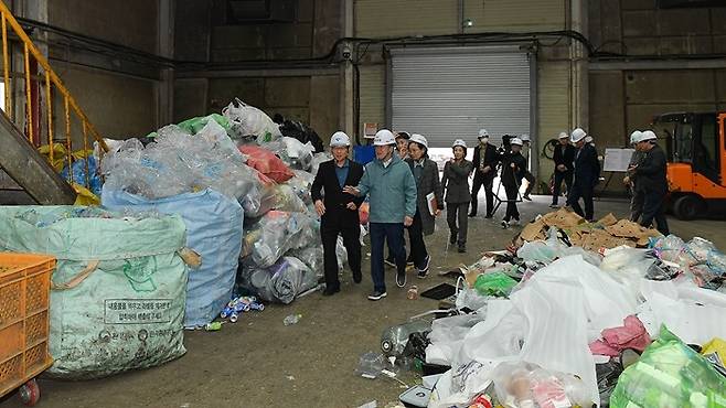 정기명 여수시장이 도시형 폐기물 종합 처리시설을 둘러보고 있다.