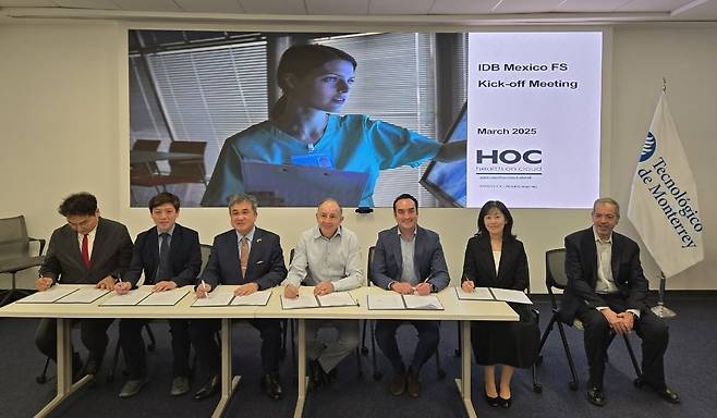 멕시코 대사질환·비만·당뇨 관리 프로젝트   다자간 MOU 체결식 왼쪽부터 고려대학교 안암병원, 칠곡경북 대병원, 헬스온클라우드, 멕시코국립 대사  영양병원, 몬트레이대학병원, 분당서울대병 원, 몬테레이의과대학 관계자