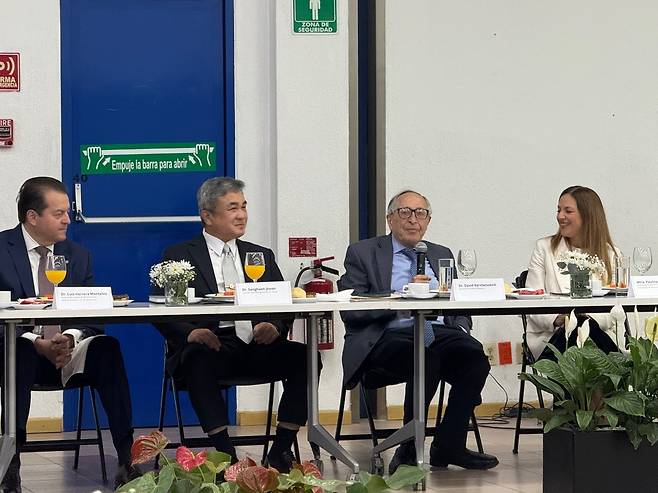 멕시코 보건장관과 헬스온클라우드 대표 미팅 왼쪽부터 루이스 헤레라 몬테레이의대 총괄학장,  전상훈 헬스온클라우드 대표, 데이비드 칼세노비치  멕시코 연방보건장관