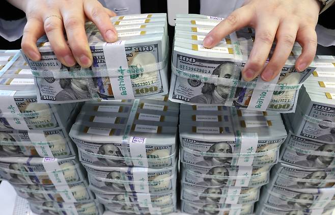 비상계엄 사태 등으로 원화 가치가 크게 떨어지면서 지난해 4분기 외환당국이 환율을 방어하기 위해 37억달러가 넘는 외환보유액을 순매도한 것으로 나타났다. 사진은 31일 서울 중구 하나은행 위변조 대응센터에서 직원이 미국 달러를 정리하는 모습 [연합]