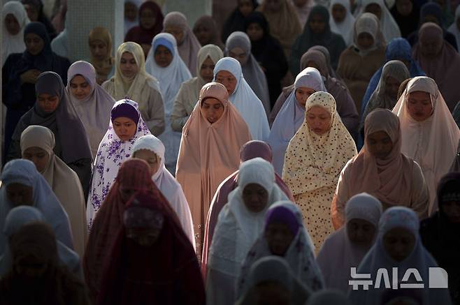 [쿠알라룸푸르=AP/뉴시스] 31일(현지 시간) 말레이시아 쿠알라룸푸르의 국립 모스크 마스지드 느라그에 이드 알피트르 기도를 올리려는 무슬림들이 모여들고 있다. 2025.03.31.