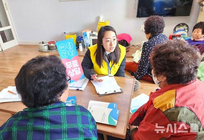 [포항=뉴시스] 송종욱 기자 = 포항시북구보건소 트라우마센터 직원이 31일 경북 산불 피해로 주민들이 대피 중인 영덕군 경정2리 마을회관에서 심리 지원 활동을 하고 있다. 사진은 트라우마센터 직원이 마을회관에서 주민을 대상으로 정신 건강 평가와 상담을 하는 모습. (사진=포항시 제공) 2025.03.31. photo@newsis.com