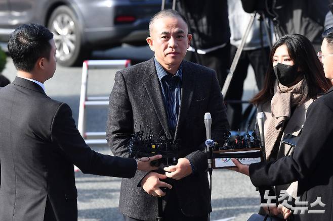 지난해 11월 김건희 여사 공천 개입 의혹의 핵심 인물인 명태균 씨가 경남 창원시 창원지방검찰청에 피의자 신분으로 출석하고 있는 모습. 창원=류영주 기자
