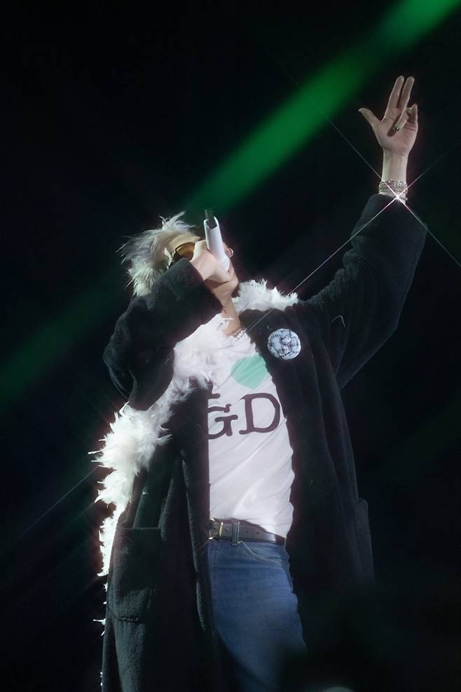 지드래곤은 이날 전반적으로 부실한 선택형 라이브를 선보였다. 갤럭시코퍼레이션 제공