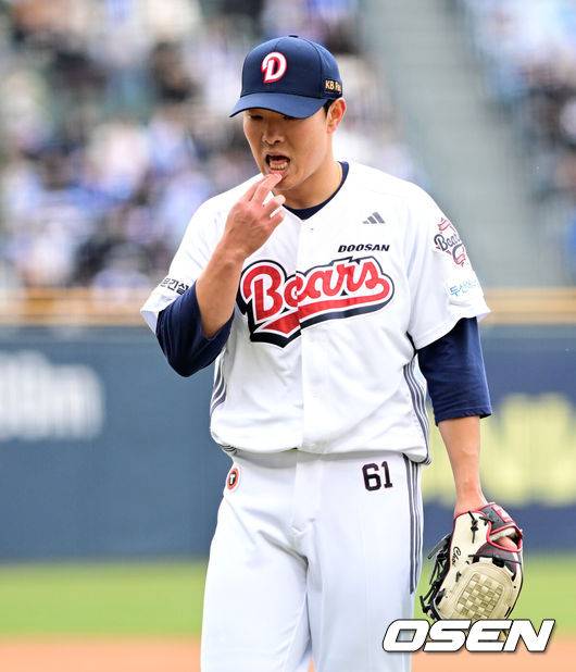 [OSEN=잠실, 지형준 기자] 30일 오후 서울 잠실야구장에서 2025 신한 SOL Bank KBO리그 두산 베어스와 삼성 라이온즈의 경기가 열렸다.이날 두산은 최원준, 삼성은 레예스를 선발로 내세웠다.3회초 두산 최원준이 2실점을 허용하며 아쉬워하고 있다. 2025.03.30 / jpnews@osen.co.kr