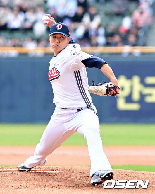 [OSEN=잠실, 지형준 기자] 30일 오후 서울 잠실야구장에서 2025 신한 SOL Bank KBO리그 두산 베어스와 삼성 라이온즈의 경기가 열렸다.이날 두산은 최원준, 삼성은 레예스를 선발로 내세웠다.1회초 두산 최원준이 역투하고 있다. 2025.03.30 / jpnews@osen.co.kr