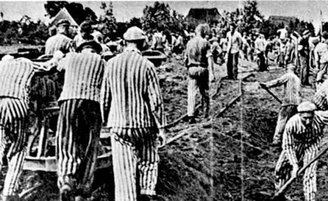 ▲ 1936년 작센하우젠 수용소에서 강제노동에 동원된 수감자들. ⓒ위키미디어