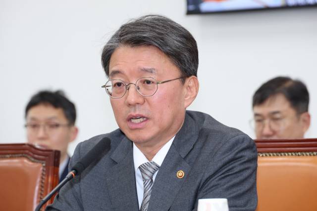 ▲김정원 헌법재판소 사무처장이 31일 국회 법제사법위원회 전체회의에서 후임자가 임명되지 않은 헌법재판관의 임기를 자동으로 연장하는 내용 등의 헌법재판소법 개정안 관련 질의를 받고 있다. ⓒ연합뉴스