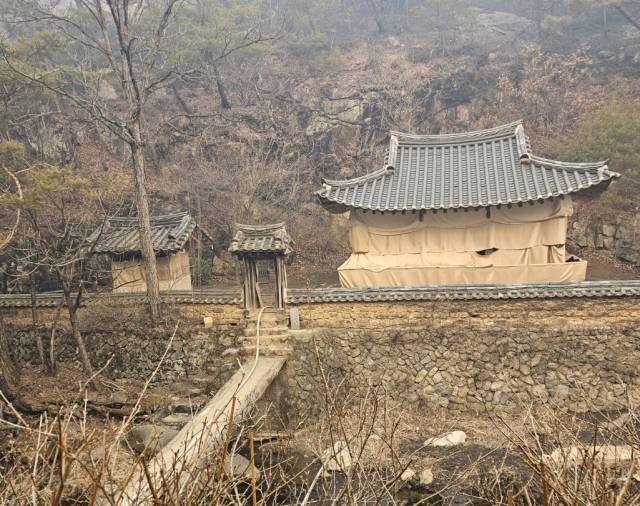 ▲드라마 '미스터 션샤인' 촬영지로 알려진 경북 안동 만휴정(晩休亭)이 화마 속에 큰 피해를 보지 않은 것으로 확인 됐다. 사진은 26일 경상북도 문화유산자료인 안동 만휴정 모습. ⓒ 안동시