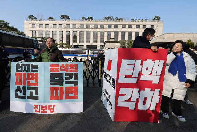 ▲윤석열 대통령에 대한 탄핵 심판 선고를 앞둔 3월 31일 서울 종로구 헌법재판소 앞에서 여야 의원들이 찬반 1인 시위를 하고 있다. ⓒ연합뉴스