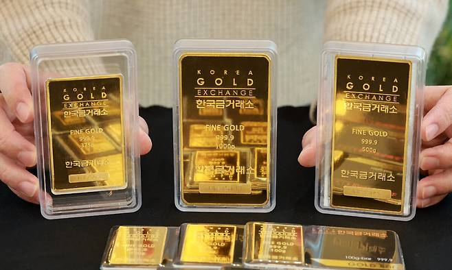 지난 28일 서울 종로구 한국금거래소 종로본점에서 직원이 골드바를 선보이고 있다. 뉴스1