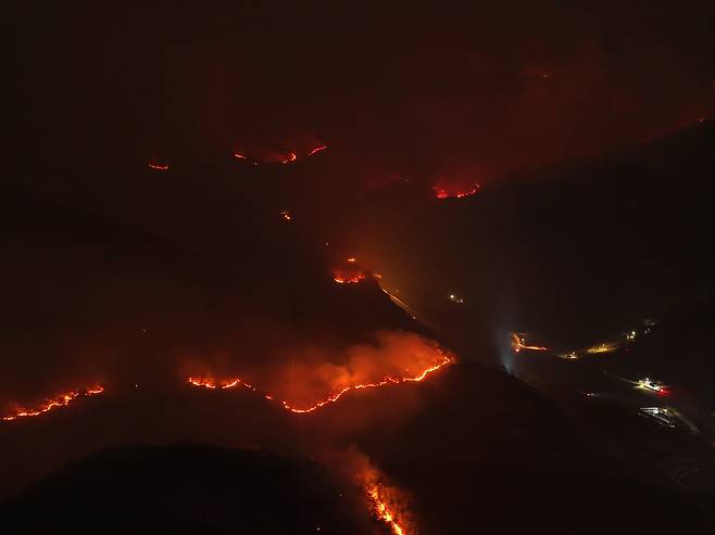 산불이 이어지고 있는 27일 경북 안동시 남후면 일대 야산에 화선이 이어지고 있다. 안동=뉴스1