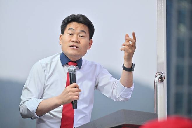한국사 강사 전한길씨가 27일 경남 거제시 고현매립지에서 열린 국민의힘 박환기 거제시장 후보 집중유세에서 지지 발언을 하고 있다. 거제=뉴시스